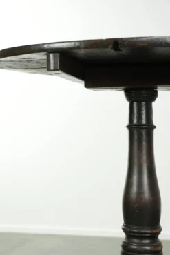 Table d'appoint en chêne anglais du XVIIIe siècle au caractère marqué et à l'apparence magnifique.