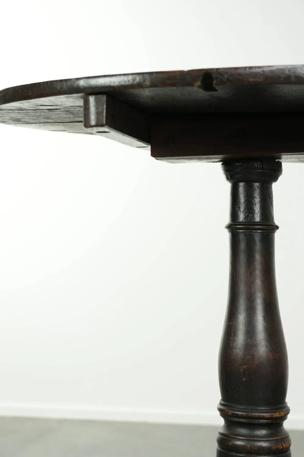 Table d'appoint en chêne anglais du XVIIIe siècle au caractère marqué et à l'apparence magnifique.
