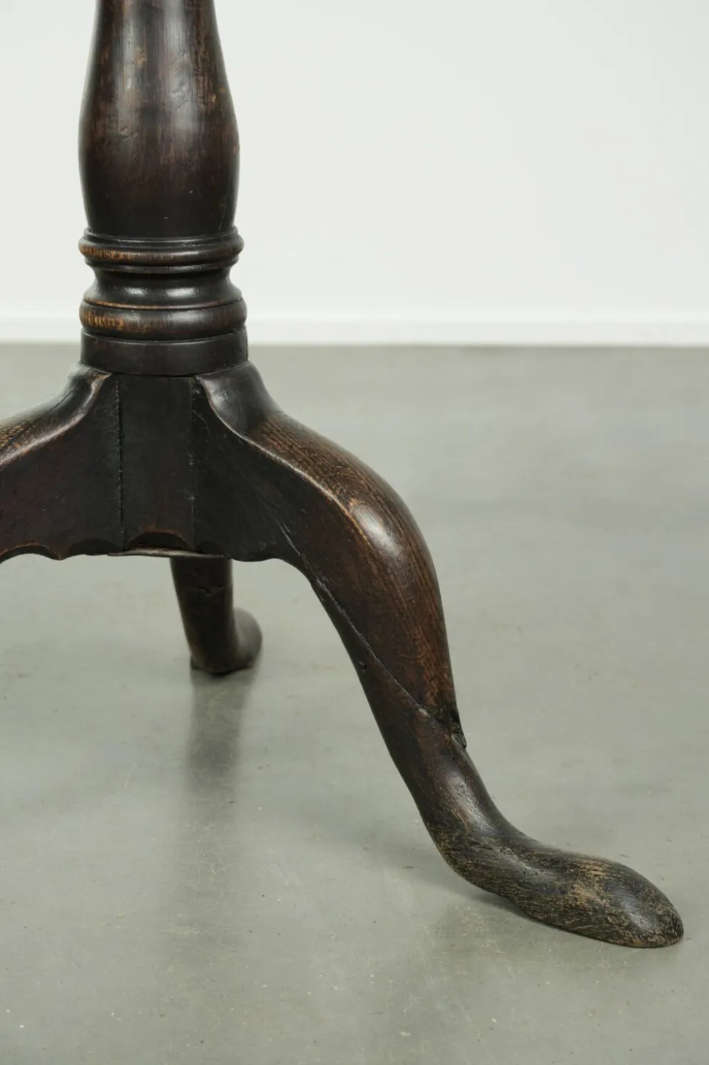 Table d'appoint en chêne anglais du XVIIIe siècle au caractère marqué et à l'apparence magnifique.