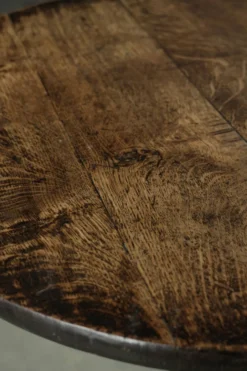 Table d'appoint en chêne anglais du XVIIIe siècle au caractère marqué et à l'apparence magnifique.