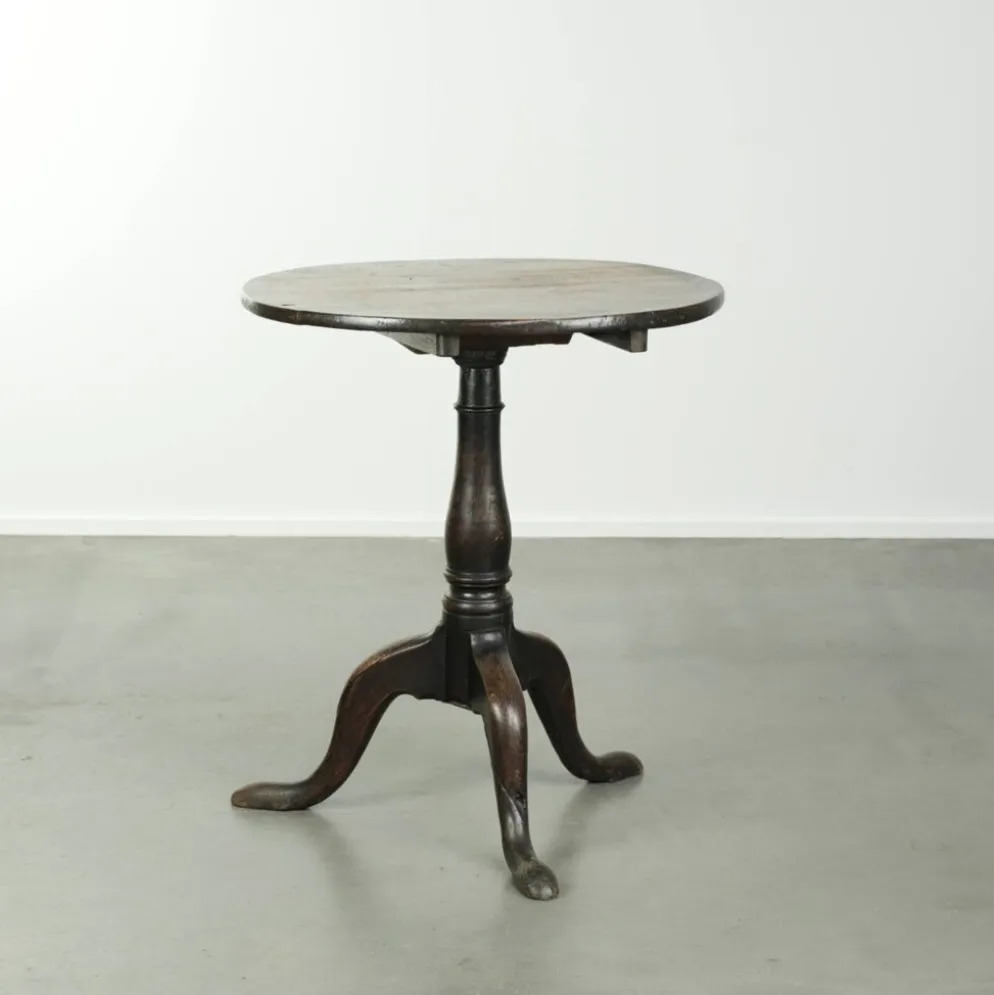 Table d'appoint en chêne anglais du XVIIIe siècle au caractère marqué et à l'apparence magnifique.