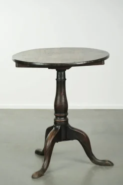 Table d'appoint en chêne anglais du XVIIIe siècle au caractère marqué et à l'apparence magnifique.