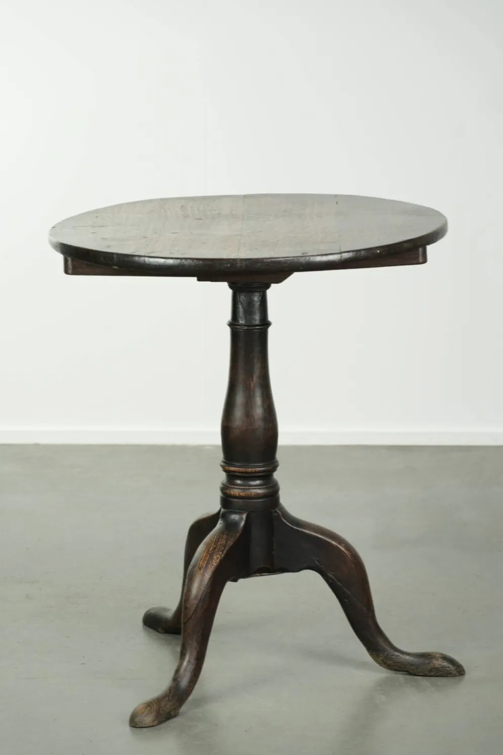Table d'appoint en chêne anglais du XVIIIe siècle au caractère marqué et à l'apparence magnifique.