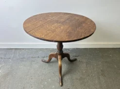 Table d'appoint en chêne antique de style géorgien avec plateau basculant sur trépied, 19e siècle