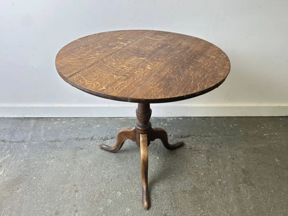 Table d'appoint en chêne antique de style géorgien avec plateau basculant sur trépied, 19e siècle