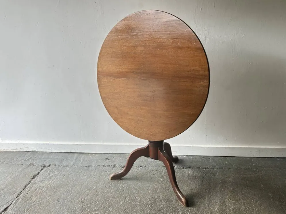 Table d'appoint en chêne antique de style géorgien avec plateau basculant sur trépied, 19e siècle