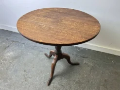Table d'appoint en chêne antique de style géorgien avec plateau basculant sur trépied, 19e siècle