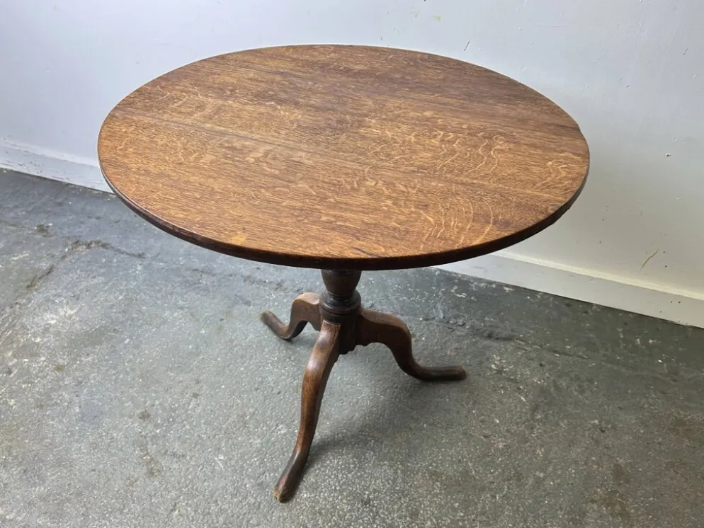Table d'appoint en chêne antique de style géorgien avec plateau basculant sur trépied, 19e siècle