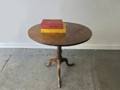 Table d'appoint en chêne antique de style géorgien avec plateau basculant sur trépied, 19e siècle
