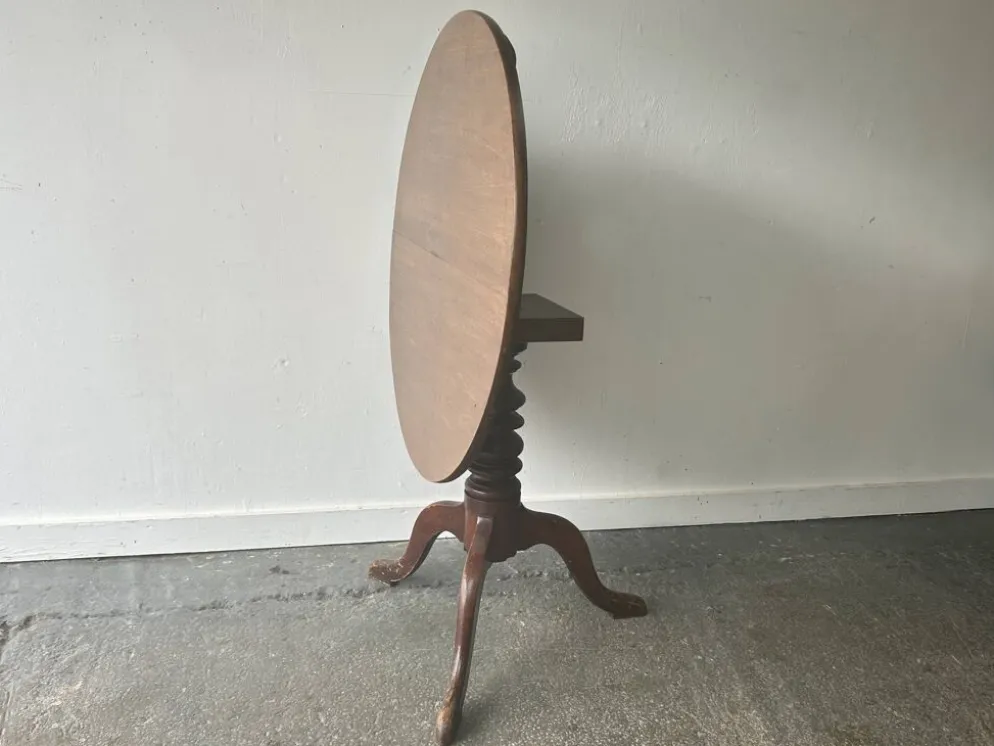 Table d'appoint en chêne antique de style géorgien avec plateau basculant sur trépied, 19e siècle
