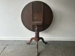 Table d'appoint en chêne antique de style géorgien avec plateau basculant sur trépied, 19e siècle