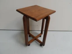 Table d'appoint en chêne de l'école d'Amsterdam Art Déco