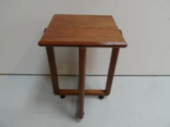Table d'appoint en chêne de l'école d'Amsterdam Art Déco