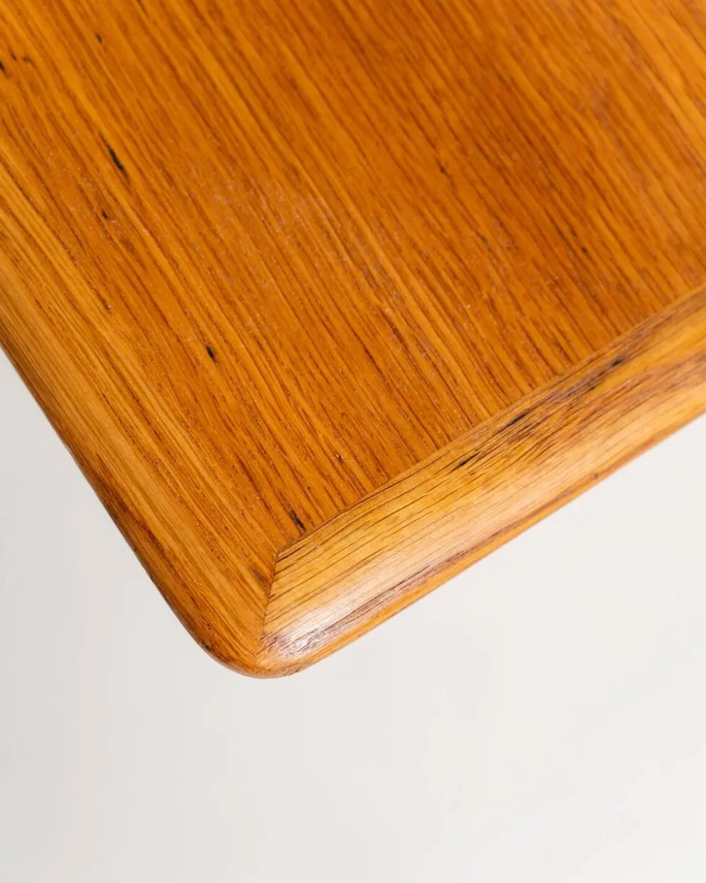 Table d'appoint en chêne par Karl-Erik Ekselius pour JOC, Suède, années 1950.