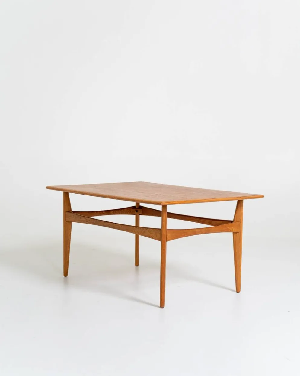 Table d'appoint en chêne par Karl-Erik Ekselius pour JOC, Suède, années 1950.
