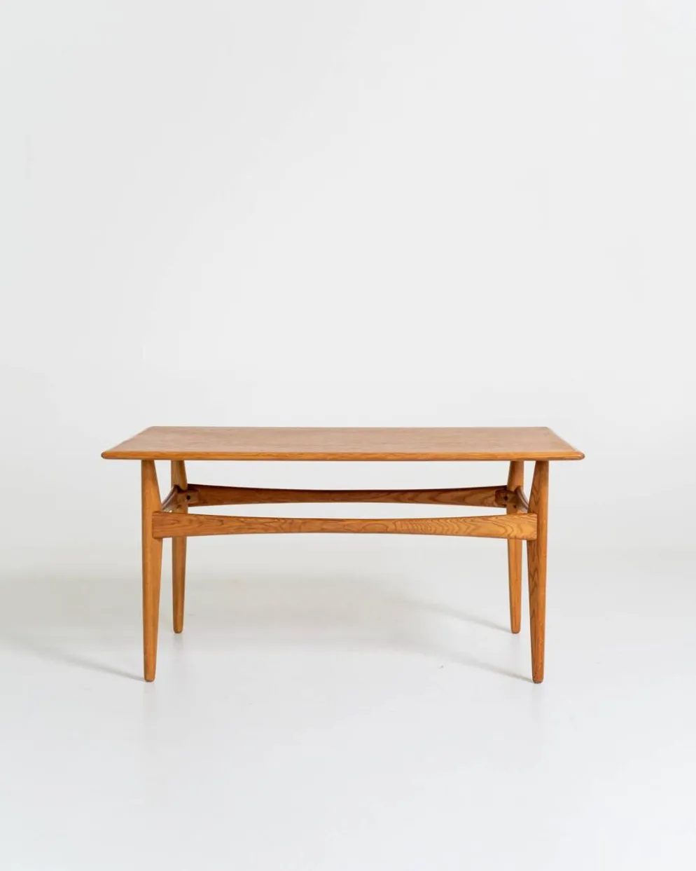 Table d'appoint en chêne par Karl-Erik Ekselius pour JOC, Suède, années 1950.