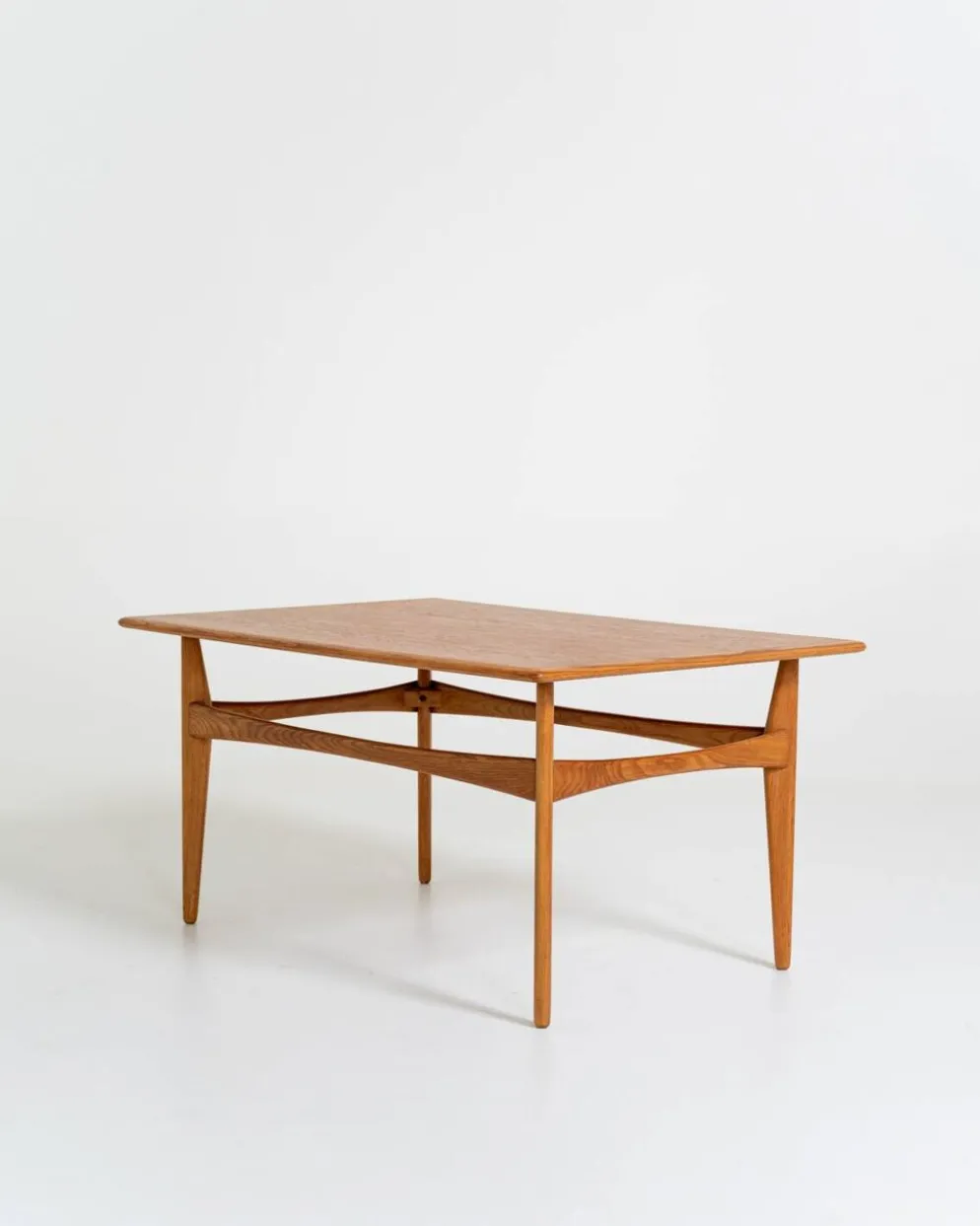 Table d'appoint en chêne par Karl-Erik Ekselius pour JOC, Suède, années 1950.