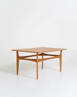 Table d'appoint en chêne par Karl-Erik Ekselius pour JOC, Suède, années 1950.