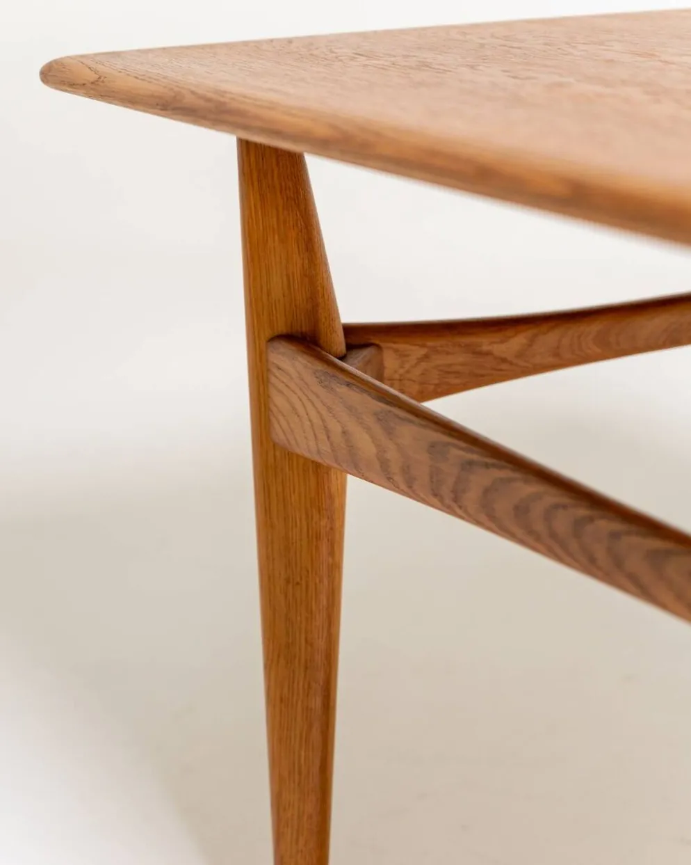 Table d'appoint en chêne par Karl-Erik Ekselius pour JOC, Suède, années 1950.