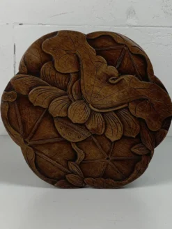 Table d'appoint en chêne sculpté tourné de style mid-century avec motif de lotus, années 1950.