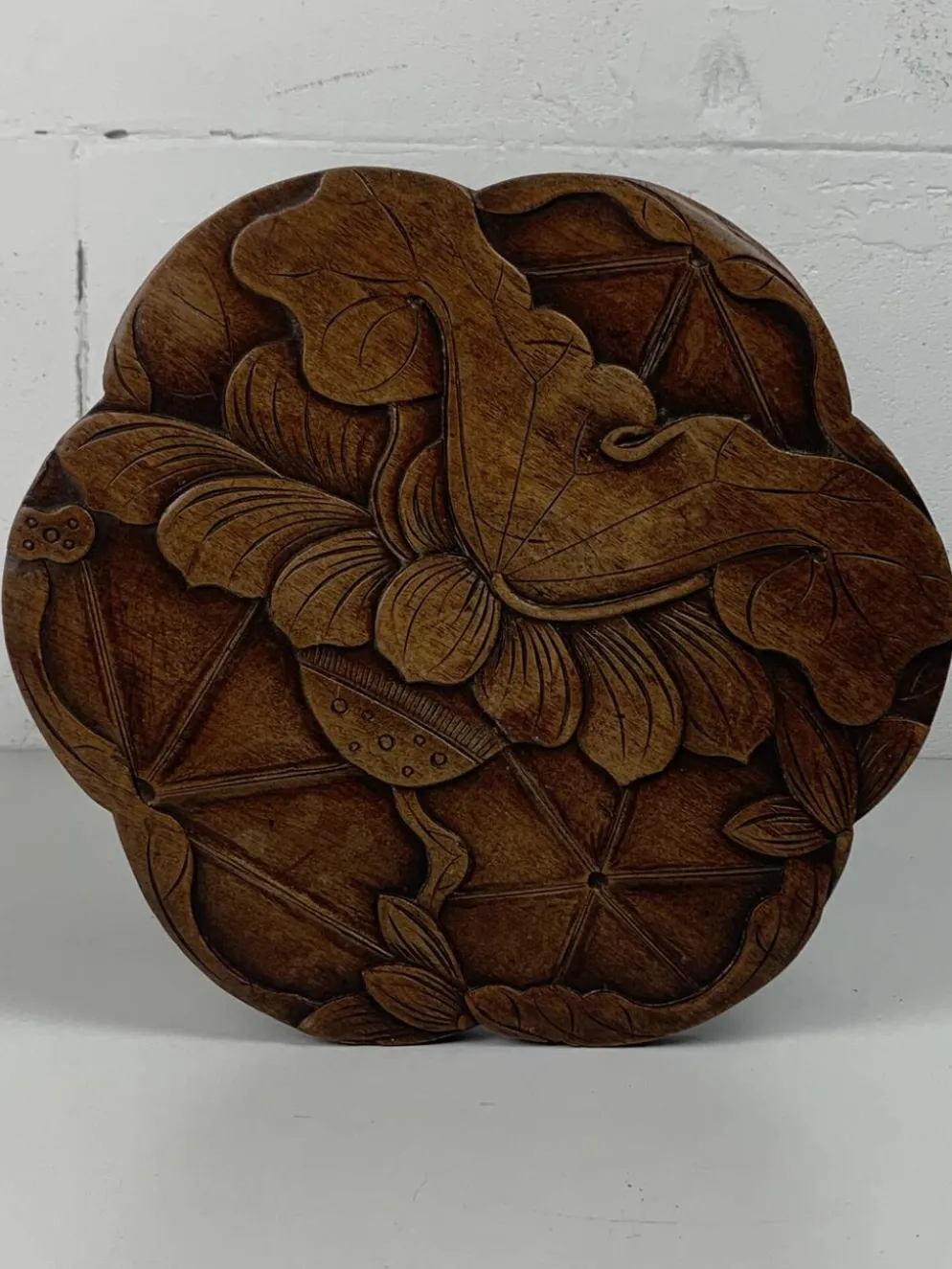 Table d'appoint en chêne sculpté tourné de style mid-century avec motif de lotus, années 1950.