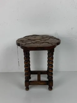 Table d'appoint en chêne sculpté tourné de style mid-century avec motif de lotus, années 1950.