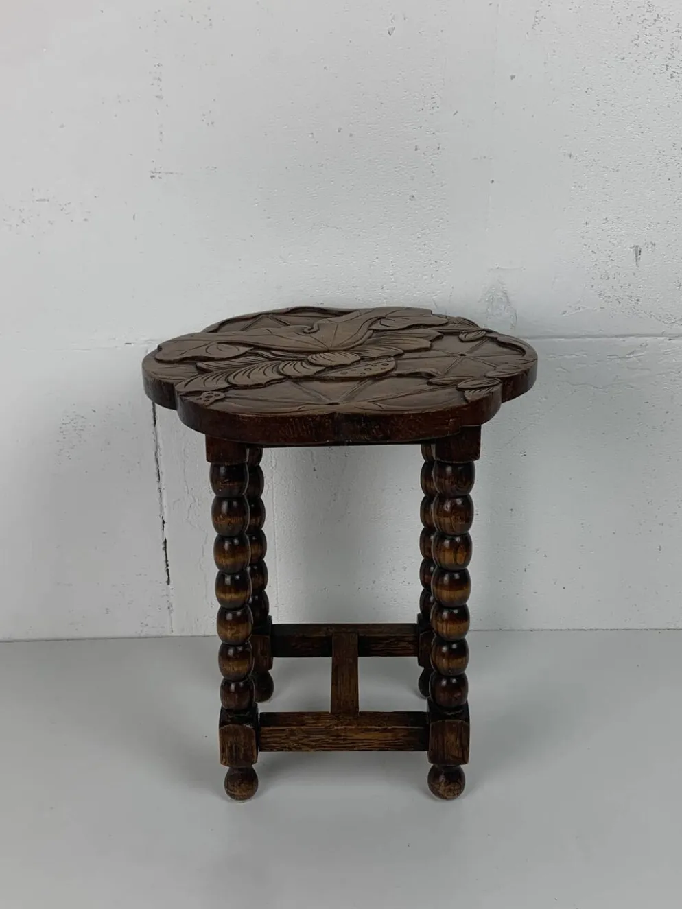 Table d'appoint en chêne sculpté tourné de style mid-century avec motif de lotus, années 1950.