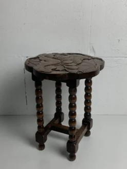 Table d'appoint en chêne sculpté tourné de style mid-century avec motif de lotus, années 1950.