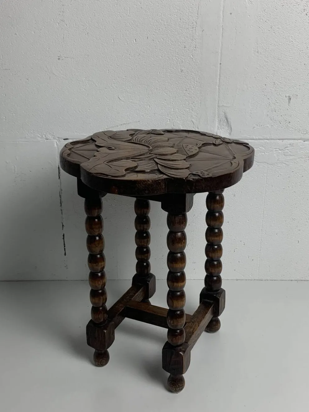 Table d'appoint en chêne sculpté tourné de style mid-century avec motif de lotus, années 1950.