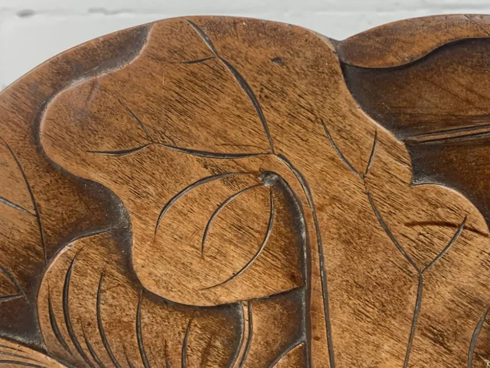 Table d'appoint en chêne sculpté tourné de style mid-century avec motif de lotus, années 1950.