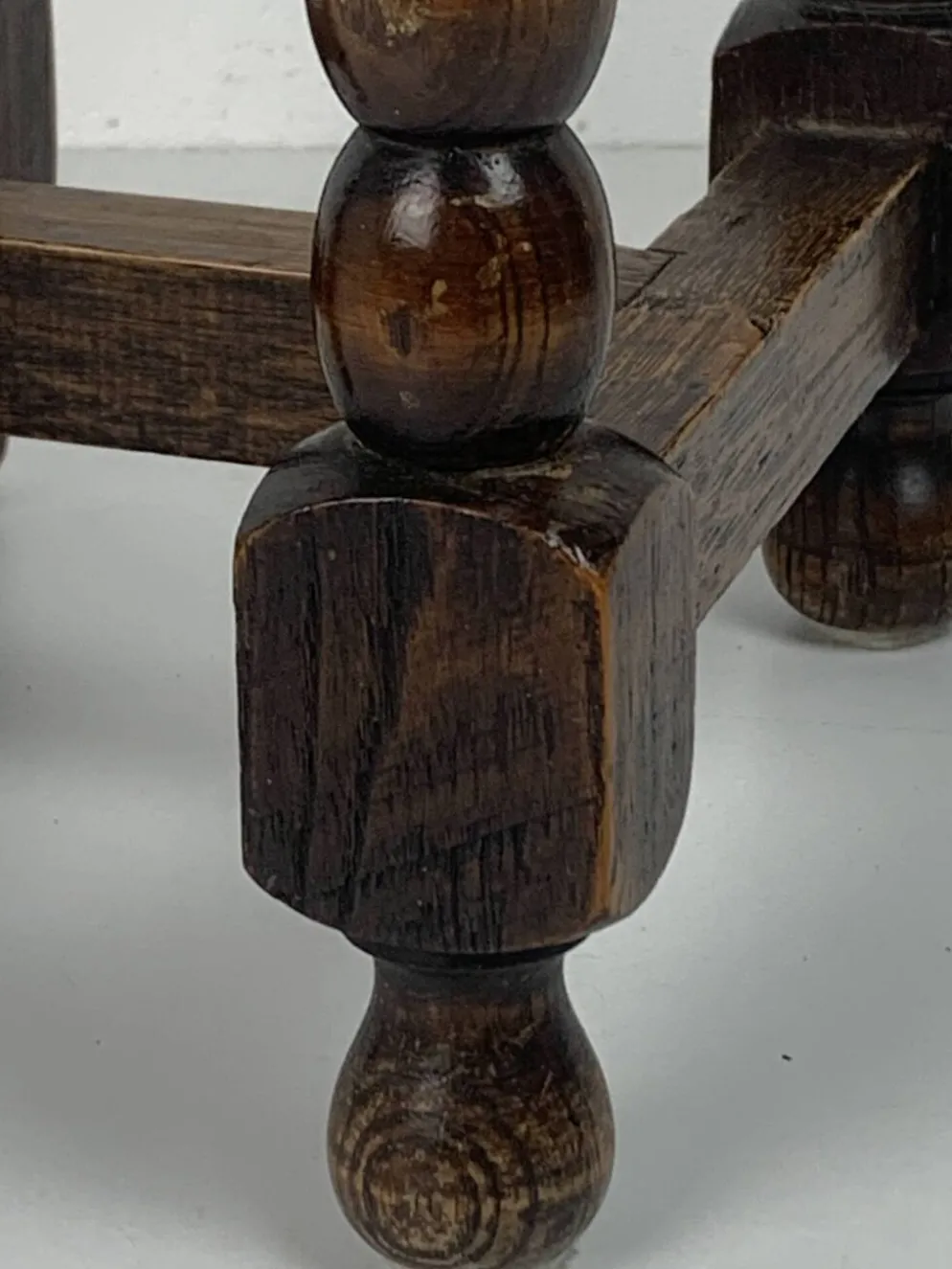 Table d'appoint en chêne sculpté tourné de style mid-century avec motif de lotus, années 1950.