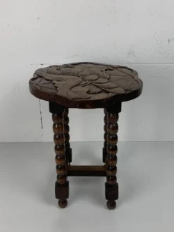 Table d'appoint en chêne sculpté tourné de style mid-century avec motif de lotus, années 1950.