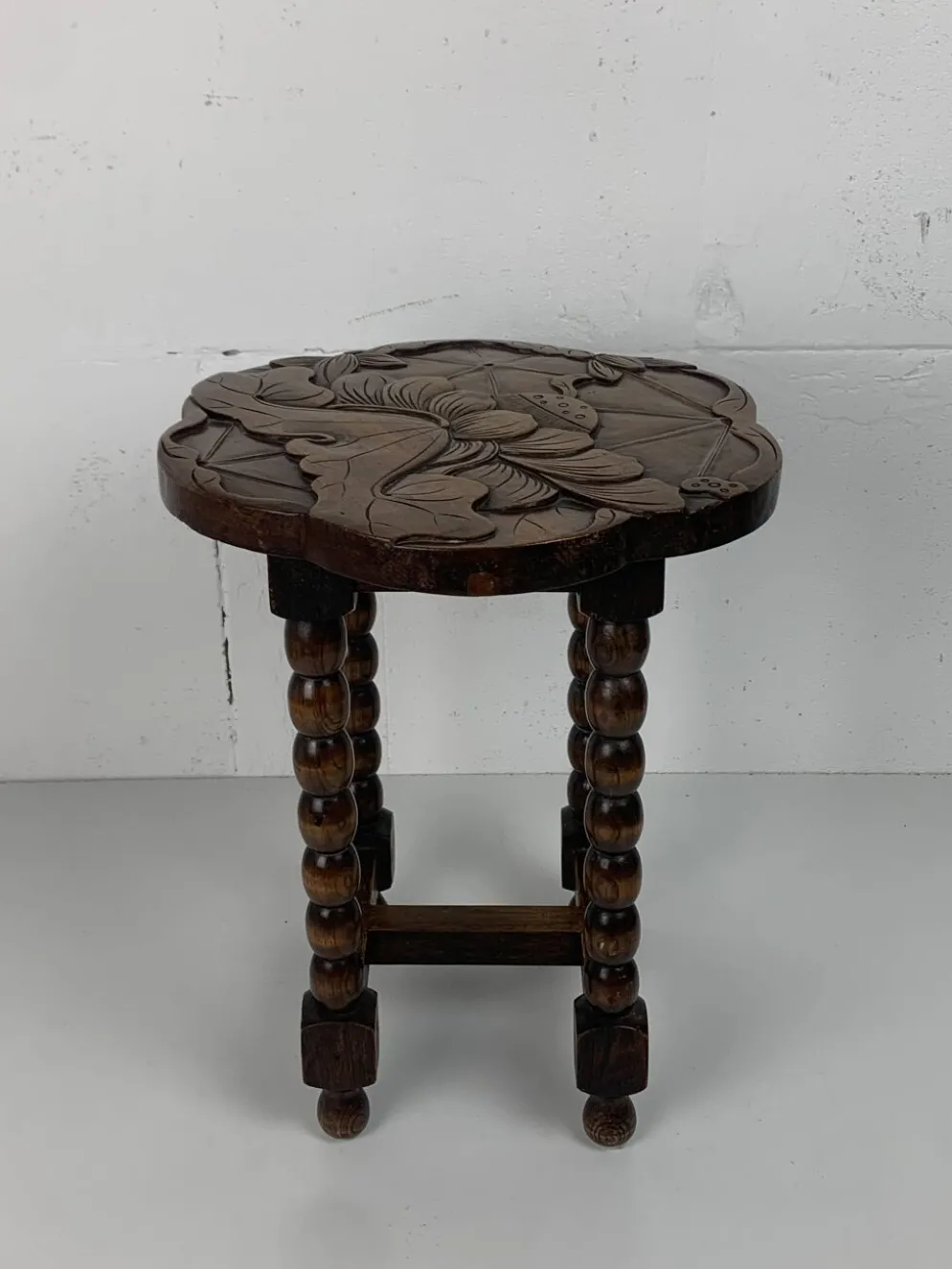 Table d'appoint en chêne sculpté tourné de style mid-century avec motif de lotus, années 1950.