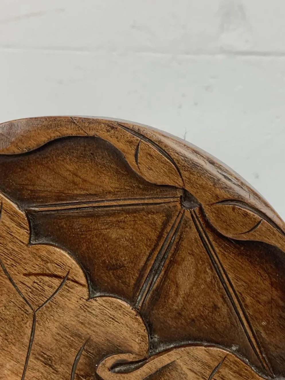 Table d'appoint en chêne sculpté tourné de style mid-century avec motif de lotus, années 1950.
