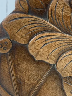 Table d'appoint en chêne sculpté tourné de style mid-century avec motif de lotus, années 1950.