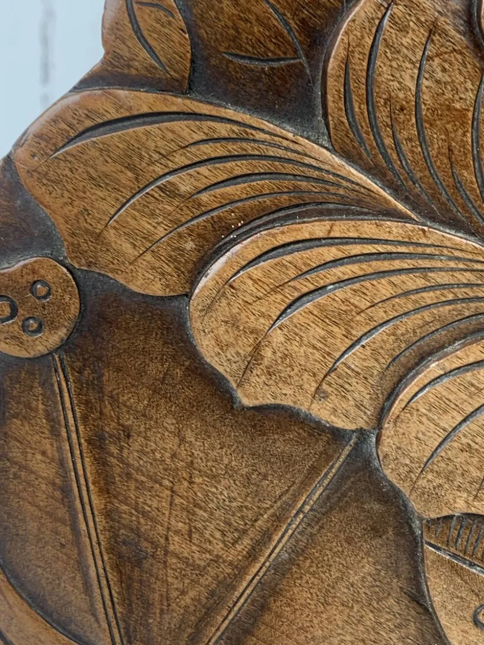 Table d'appoint en chêne sculpté tourné de style mid-century avec motif de lotus, années 1950.