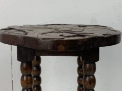 Table d'appoint en chêne sculpté tourné de style mid-century avec motif de lotus, années 1950.