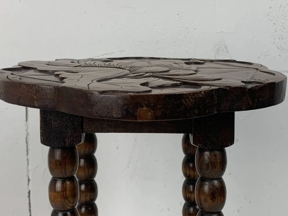 Table d'appoint en chêne sculpté tourné de style mid-century avec motif de lotus, années 1950.