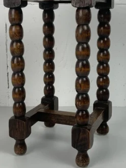 Table d'appoint en chêne sculpté tourné de style mid-century avec motif de lotus, années 1950.