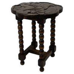 Table d'appoint en chêne sculpté tourné de style mid-century avec motif de lotus, années 1950.