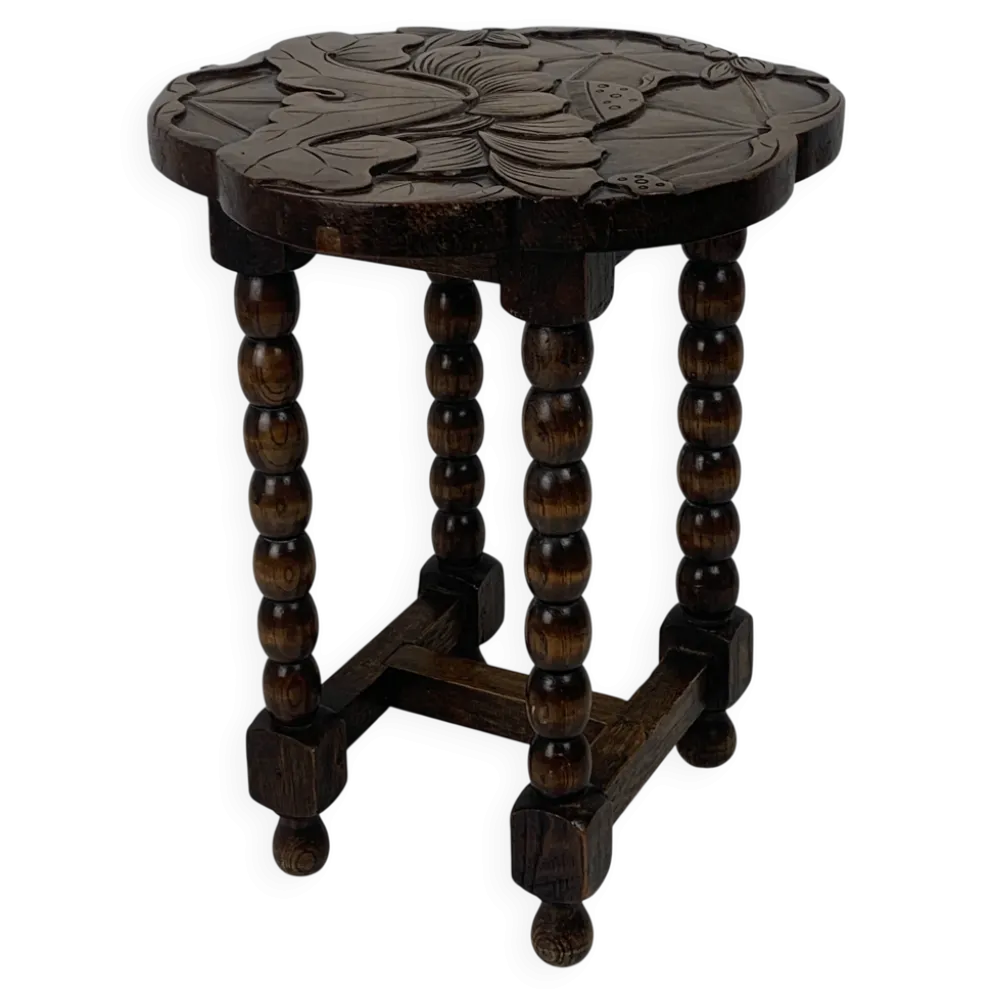 Table d'appoint en chêne sculpté tourné de style mid-century avec motif de lotus, années 1950.