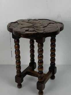 Table d'appoint en chêne sculpté tourné de style mid-century avec motif de lotus, années 1950.