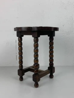 Table d'appoint en chêne sculpté tourné de style mid-century avec motif de lotus, années 1950.