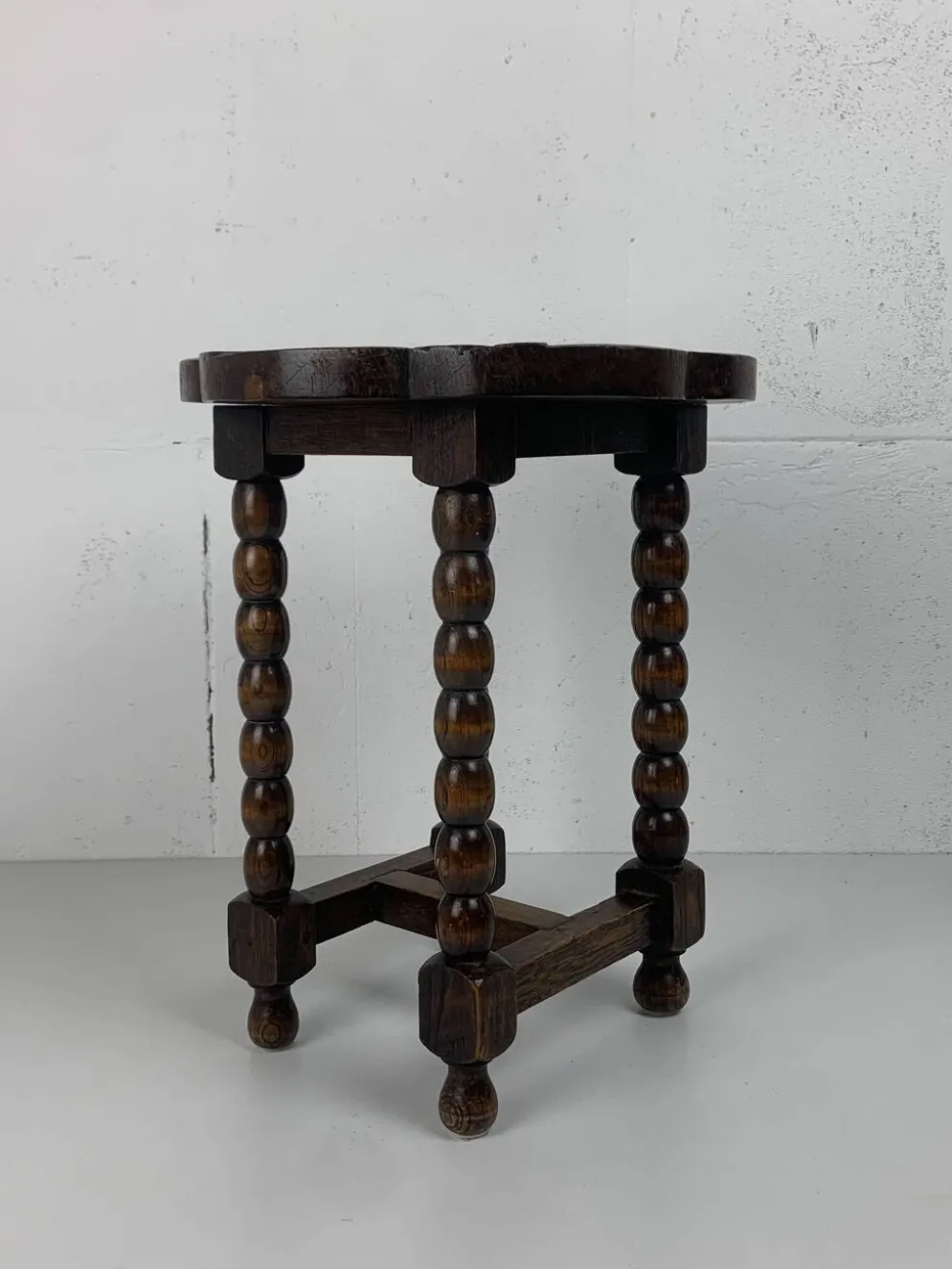 Table d'appoint en chêne sculpté tourné de style mid-century avec motif de lotus, années 1950.