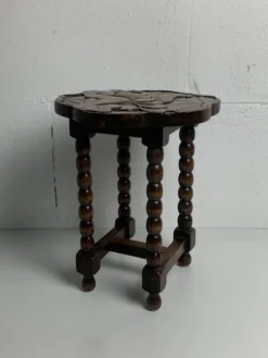 Table d'appoint en chêne sculpté tourné de style mid-century avec motif de lotus, années 1950.
