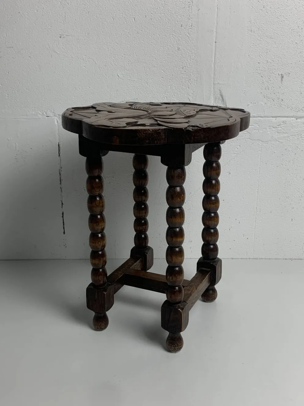 Table d'appoint en chêne sculpté tourné de style mid-century avec motif de lotus, années 1950.
