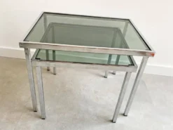 Table d'appoint en chrome vintage avec un plateau en verre fumé.
