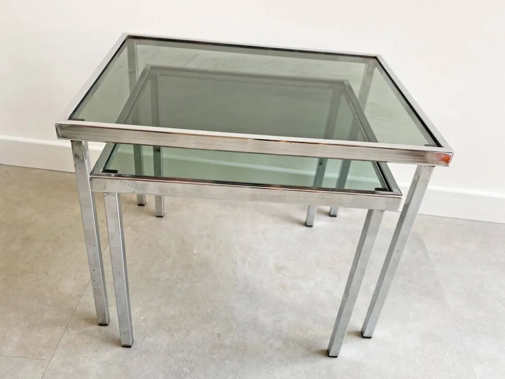 Table d'appoint en chrome vintage avec un plateau en verre fumé.