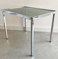 Table d'appoint en chrome vintage avec un plateau en verre fumé.