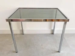 Table d'appoint en chrome vintage avec un plateau en verre fumé.